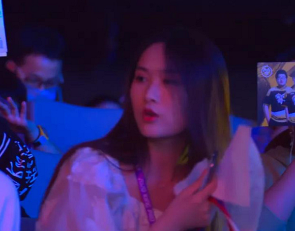 Mặc dù Fly là cao thủ rất nổi tiếng nhưng các thông tin về cô bạn gái xinh xắn này vẫn được giấu kĩ. Từ trước đến nay Lanlan cũng không hề thể hiện mình là bạn gái của Fly.