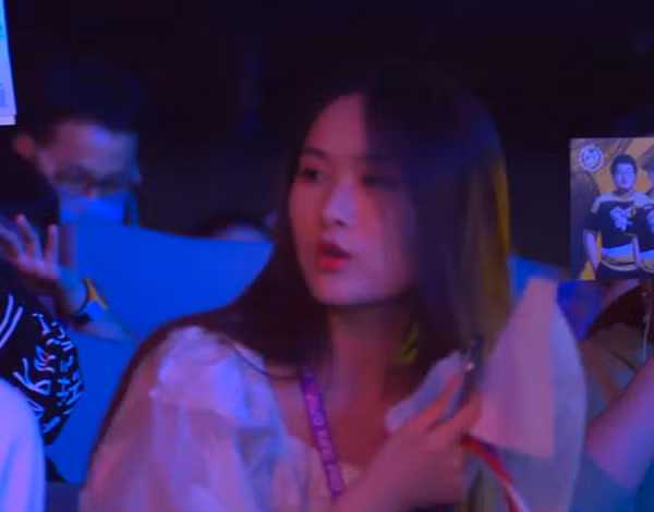 Mặc dù Fly là cao thủ rất nổi tiếng nhưng các thông tin về cô bạn gái xinh xắn này vẫn được giấu kĩ. Từ trước đến nay Lanlan cũng không hề thể hiện mình là bạn gái của Fly.