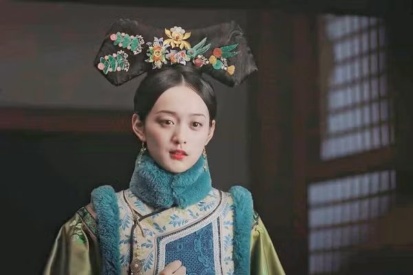  Hà Hoằng San, sinh năm 1987 tại thành phố Trùng Khánh, Trung Quốc. Cô bắt đầu bước chân vào làng giải trí từ năm 2006 thông qua một cuộc thi âm nhạc. Sau đó, Hà Hoằng San bắt đầu lọt vào mắt xanh của các nhà sản xuất chương trình nghệ thuật cũng như các đạo diễn.