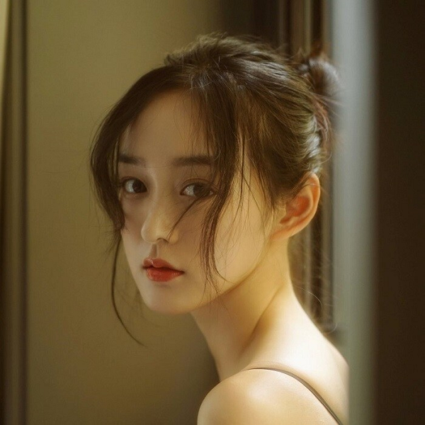 Mặc dù Hoằng San vô cùng bận rộn với lịch trình công việc dày đặc nhưng cô nàng vẫn không thể nào thoát khỏi sức hút của game online, đặc biệt là game VGVD. Trình độ chơi game của cô nàng cũng thuộc hạng đỉnh. Thậm chí, San còn chia sẻ chiến lược trò chơi của cô trên blog cá nhân.