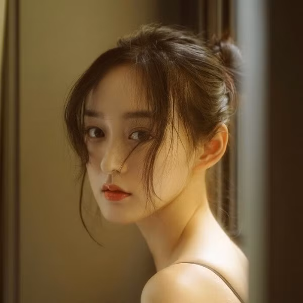 Mặc dù Hoằng San vô cùng bận rộn với lịch trình công việc dày đặc nhưng cô nàng vẫn không thể nào thoát khỏi sức hút của game online, đặc biệt là game VGVD. Trình độ chơi game của cô nàng cũng thuộc hạng đỉnh. Thậm chí, San còn chia sẻ chiến lược trò chơi của cô trên blog cá nhân.