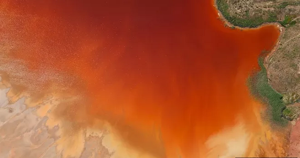 Sắt oxi-hóa đọng lại trong khu vực khai khoáng Rio Tinto của Tây Ban Nha.