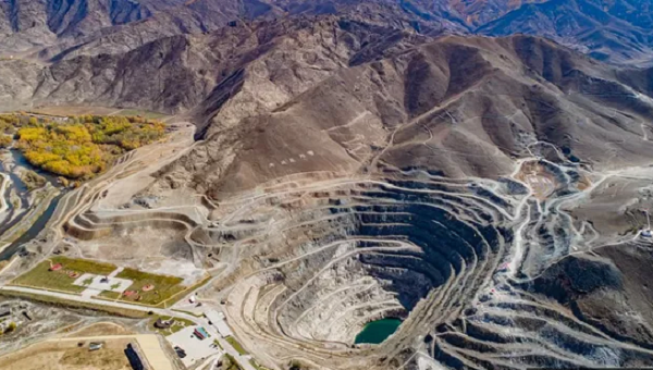 Một trong những hố khai khoáng lớn nhất trên thế giới tạo ra một lỗ hổng lớn.