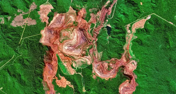 Mỏ Carajas tại Brazol, một trong những mỏ khai thác sắt lớn nhất Trái Đất trải dài một vùng rộng lớn.