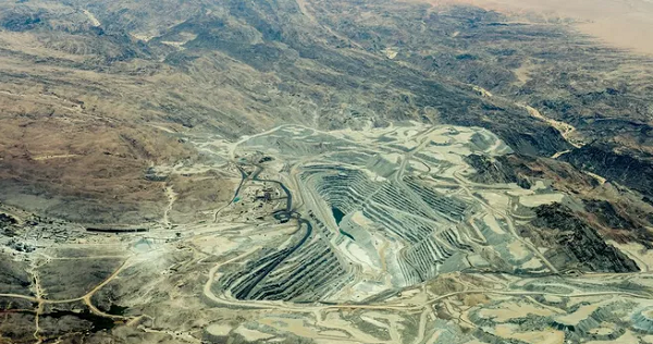 Mỏ Uranium Rossing tại Namibia là một trong những khu vực khai thác uranium lớn nhất thế giới. Khung cảnh thiên nhiên tuyệt đẹp tại các quốc gia ít dân