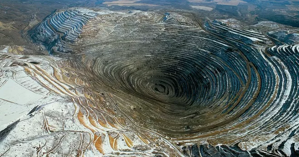 Mỏ Hẻm núi Bingham, hay còn có tên gọi khác là Mỏ Đồng Kennecott như một dấu vân tay khổng lồ hằn lên bề mặt Trái Đất.