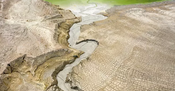 Vùng đất khô cằn bao lấy một hồ chứa phụ phẩm khai khoáng.