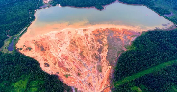 Khung cảnh gần ngôi làng Lyovikha có được màu cam là nhờ sự kết hợp của nước sông với hóa chất khai thác khoáng sản tại mỏ địa phương.