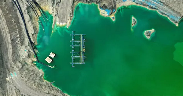 Hồ chứa phụ phẩm sau quá trình khai thác và tinh chế đồng tại Rancagua, Chi-lê.