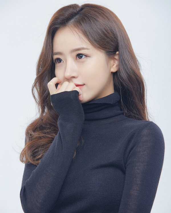 Với vẻ ngoài trong sáng hiếm thấy, nụ cười thân thiện và tính cách ôn hòa, Min Jeong để lại ấn tượng với đại đa số người xem.