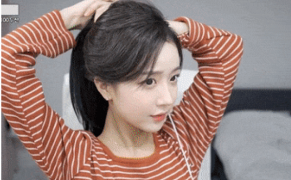 Gần đây, trên vlog của YouTuber đình đám Cheol Gu Hyeong - chủ nhân kênh "ChulTube" 1,48 triệu followers, Min Jeong đã xuất hiện trong vai trò khách mời của chủ kênh YouTube nổi tiếng.