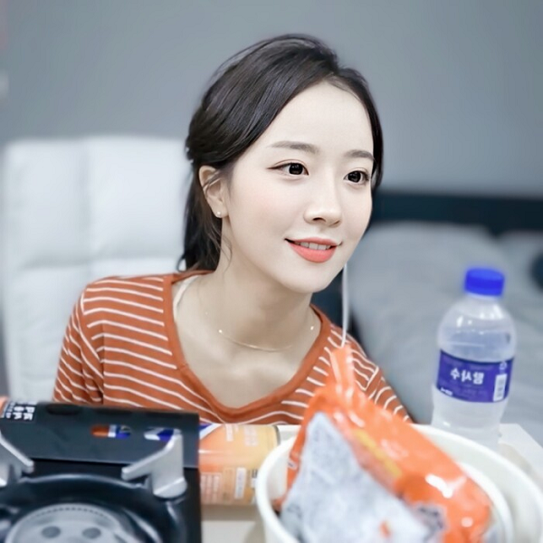 Câu chuyện của Min Jeong khiến nhiều người hài hước thừa nhận sắc đẹp quả là một thứ ‘vũ khí’ có sức mạnh khủng khiếp, đặc biệt là khi thời đại công nghệ số bùng nổ.