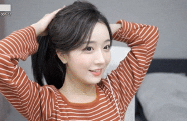 Dù không gia nhập vào giới showbiz nhưng Min Jeong có lượng người hâm mộ đông đảo không kém các nghệ sĩ nổi tiếng. Mọi tài khoản mạng xã hội của nữ streamer đều sở hữu lượng follow lớn.