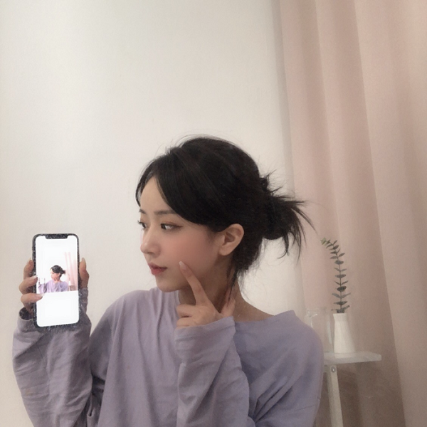 Nhiều fan hâm mộ hài hước cho rằng hiện nay nhan sắc cũng là một thứ vũ khí đáng gờm để kiếm tiền.