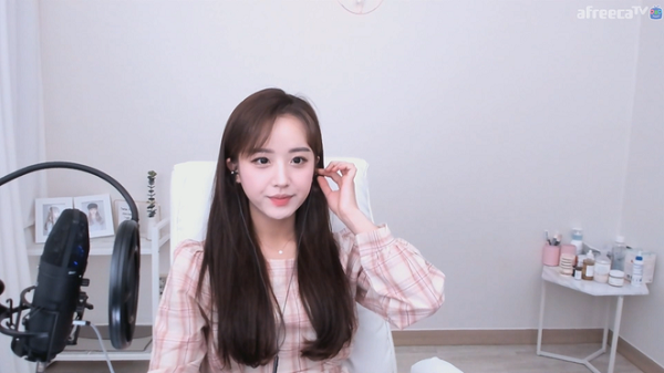 Khác với những nữ streamer hiện nay thường xuyên dùng chiêu trò để gây chú ý thì Min Jeong được yêu quý bởi vẻ ngoài trong sáng, thánh thiện.