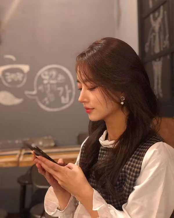 Nhan sắc của Mimin khiến các fan hâm mộ mê mẩn, nhiều người nhận xét rằng cô không thua kém bất kì idol nổi tiếng nào.