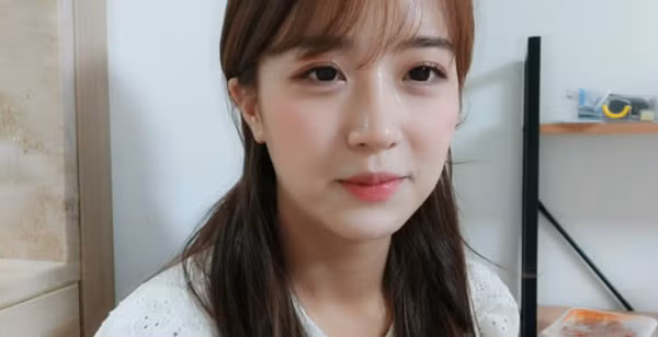 Theo thống kê, ngày phát livestream đầu tiên cùng Cheol-gu, Min Jeong đã nhận được 70.000 "ngôi sao" (tương ứng với số tiền donate của khán giả) - nó tương đương 440 triệu won (hơn 8,4 tỷ đồng).