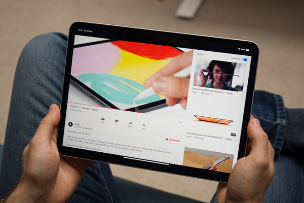 Máy tính bảng được xem là loại thiết bị di động thứ ba xen vào giữa điện thoại di động và máy tính xách tay. Bởi vì trong máy tính bảng, nó mang rất nhiều điểm tương tự như đặc điểm của hai sản phẩm kia tích hợp lại. Chính vì thế, nó được rất nhiều người yêu thích sử dụng bởi những tính năng đặc biệt và thiết kế mới lạ.