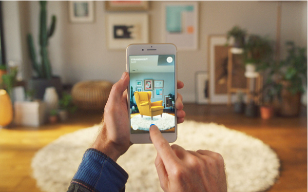 Ngày nay, Augmented Reality (AR) xuất hiện rộng rãi nhất với vai trò là một tính năng của điện thoại thông minh, lĩnh vực được áp dụng phổ biến nhất là game, ngoài ra còn các ứng dụng khác như ứng dụng tiên phong IKEA Place của IKEA đưa ra một dấu hiệu về cách nó có thể phù hợp vào trong cuộc sống của chúng ta.