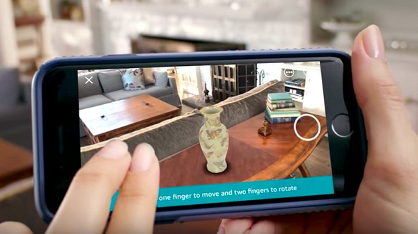 3. Augmented Reality (AR) – Thực tế tăng cường: Được phát triển từ VR, Augmented Reality (AR) được hiểu là công nghệ cho phép con người quan sát những vật trong thế giới thật thông qua một thiết bị điện tử nào đó.