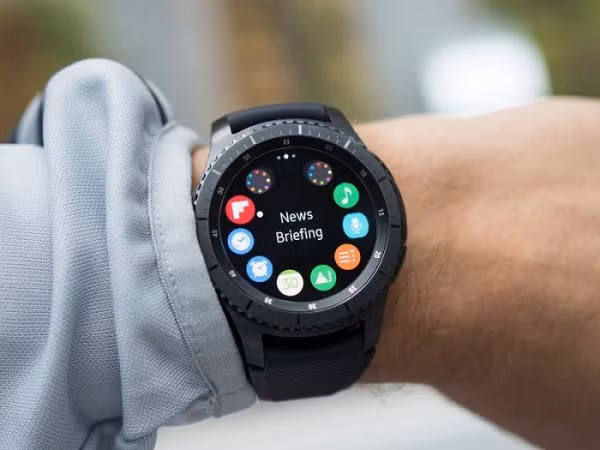 2. Đồng hồ thông minh: với những tính năng cơ bản ban đầu như tính năng theo dõi việc tập thể dục, theo dõi nhịp tim bị cho là dư thừa lại phải mất một thời gian sau mọi người mới nhận ra sự hữu ích của nó (có khả năng cứu sống) như theo dõi ghi điện tim của nhịp tim giúp dự đoán được tình trạng sức khỏe của bạn.