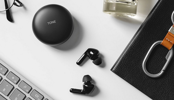7. Tai nghe không dây: Tai nghe không dây AirPods được Apple giới thiệu lần đầu tiên vào năm 2016, và cho đến 2019 đã phát triển mạnh mẽ với các phiên bản khác nhau.
