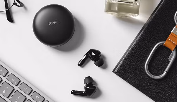 7. Tai nghe không dây: Tai nghe không dây AirPods được Apple giới thiệu lần đầu tiên vào năm 2016, và cho đến 2019 đã phát triển mạnh mẽ với các phiên bản khác nhau.