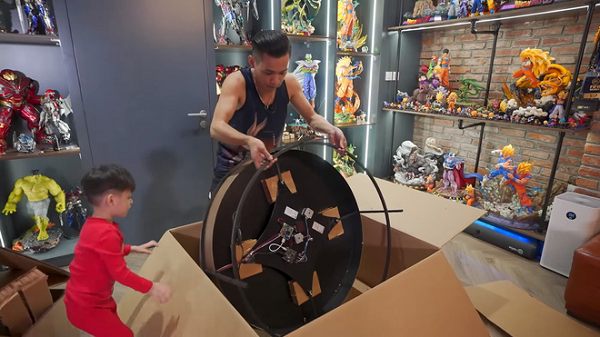 Ngoài ra, chiếc bàn còn có cả đèn LED, cổng USB và kết nối Wi-Fi để điều khiển qua smartphone. Sisyphus sử dụng nguồn điện AC 12V qua adapter với mức tiêu thụ điện khoảng 100 W với bàn cỡ nhỏ, và lên đến 200 W với cỡ lớn. Nhờ chương trình NodeJS qua chiếc máy tính điều khiển mini Raspberry Pi 3 mà các hoa văn được lập trình.