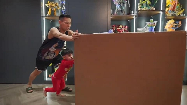  Độ Mixi đẩy thùng trị giá 50 triệu có khác, cần phải có sự trợ giúp của con trai mình.