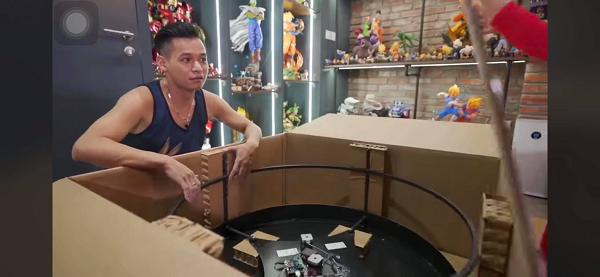 Sisyphus có đường kính cỡ 40 inch, được trang bị cơ cấu dẫn động phân bước, loại lớn hơn sẽ sở hữu động cơ servo không chổi than. Viên bi kim loại được “dẫn đường” bằng nam châm theo những quỹ đạo nhất định, từ đó tạo ra các hoa văn, họa tiết trên nền cát.