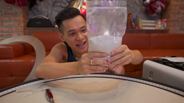 Phần không thể thiếu của chiếc bàn đó chính là cát mịn.