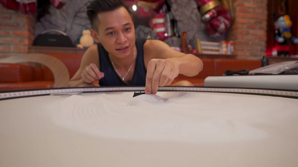 Trài đều cát ra mặt bàn, cát càng đều, hoa văn lên hình càng đẹp.