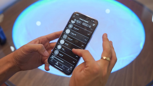 Sử dụng ứng dụng trên điện thoại di động để vẽ hoa văn trên mặt bàn.