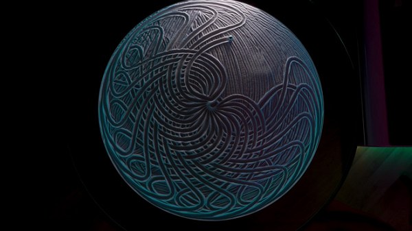 Lấy cảm hứng từ câu chuyện thú vị đó, nghệ sĩ tranh cát Bruce Shapiro đã tạo ra chiếc bàn độc đáo mang tên Sisyphus, với một quả bóng kim loại di chuyển liên tục trên cát, vừa xóa đi đồng thời tạo ra các thiết kế mới, được điều khiển thông qua một ứng dụng với 25 tùy chọn khác nhau.