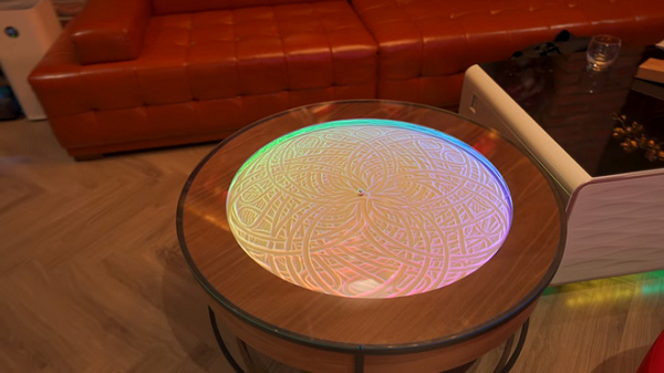 Bên dưới lớp cát là một rô-bốt hai động cơ có tên là Sisbot, điều khiển một nam châm kéo quả bóng kim loại đi theo những hình dạng được lập trình bởi các toạ độ. Sisbot được chế tạo thủ công và kiểm tra kĩ lưỡng trước khi lắp ráp.