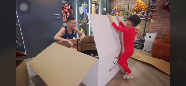 Đập hộp chiếc bàn Sisyphus ma thuật giá khoảng 2.000 USD.