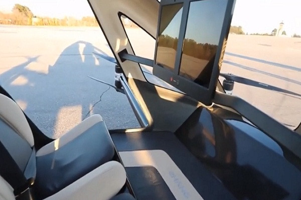 Theo nhà sản xuất, thiết bị này có thể vận chuyển 2 người với tốc độ tối đa lên tới 160 km/giờ và có thể sạc đầy điện trong vòng 30 phút.