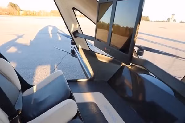 Theo nhà sản xuất, thiết bị này có thể vận chuyển 2 người với tốc độ tối đa lên tới 160 km/giờ và có thể sạc đầy điện trong vòng 30 phút.