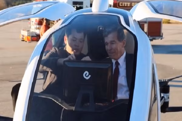 Roy Cooper, thống đốc bang Bắc Carolina, cũng tham gia theo dõi thử nghiệm.