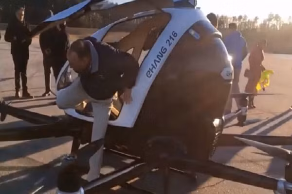 EHang 216 là taxi hai chỗ ngồi, có thể chở người và hàng hóa nặng 220 - 270 kg. Taxi nặng khoảng 270 kg, chạy bằng điện và trang bị 16 cánh quạt. EHang 216 vẫn đang trong giai đoạn phát triển, nhà sản xuất Trung Quốc cho biết.