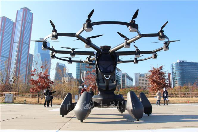 Trong số 6 taxi bay không người lái được thử nghiệm lần này đáng chú ý có mẫu EH216 do công ty taxi bay không người lái Ehang (Trung Quốc) chế tạo. Mỗi phương tiện bay này có hai ghế ngồi và có trọng lượng 650kg.