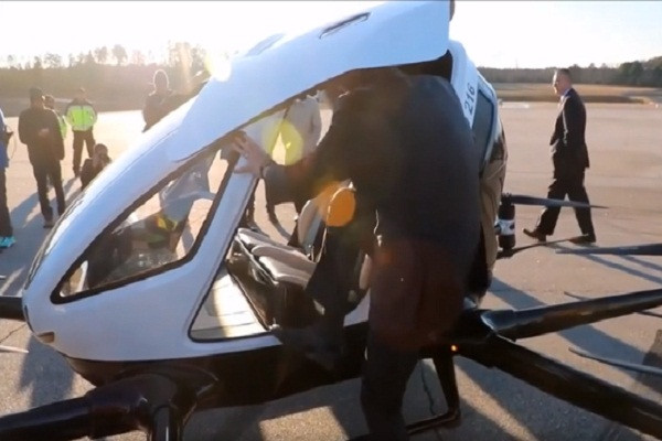 EHang 216 bay khoảng 5 phút phía trên đoạn đường thử nghiệm ở miền nam Raleigh, bang Bắc Carolina. Không có hành khách nào ngồi trong taxi vì theo quy định hiện nay của Cục Hàng không Liên bang Mỹ (FAA), máy bay tự động không được chở người.