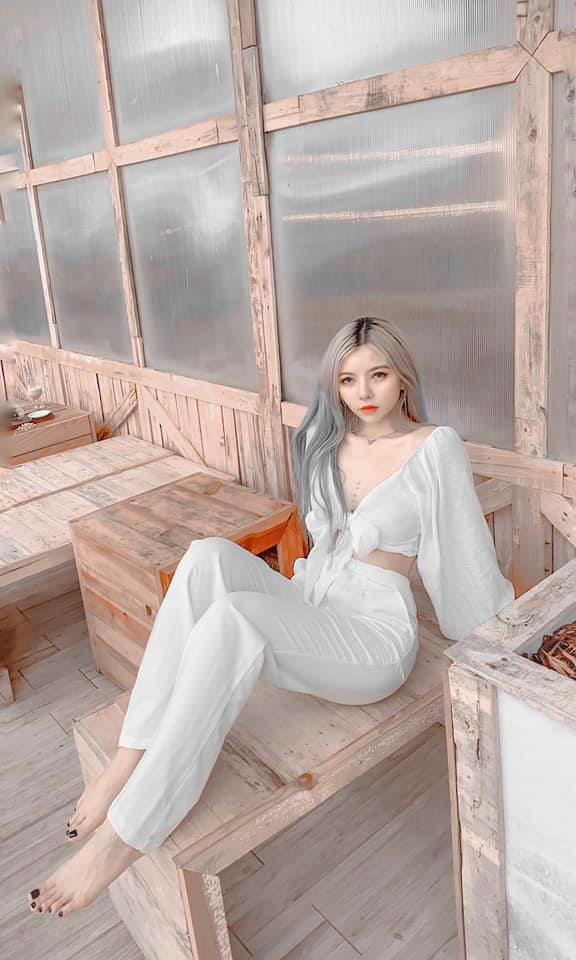 Cô nàng đăng tải nhiều hình ảnh sexy, khoe trọn vòng 1, vòng 3 căng đầy cùng vòng eo con kiến với bikini.