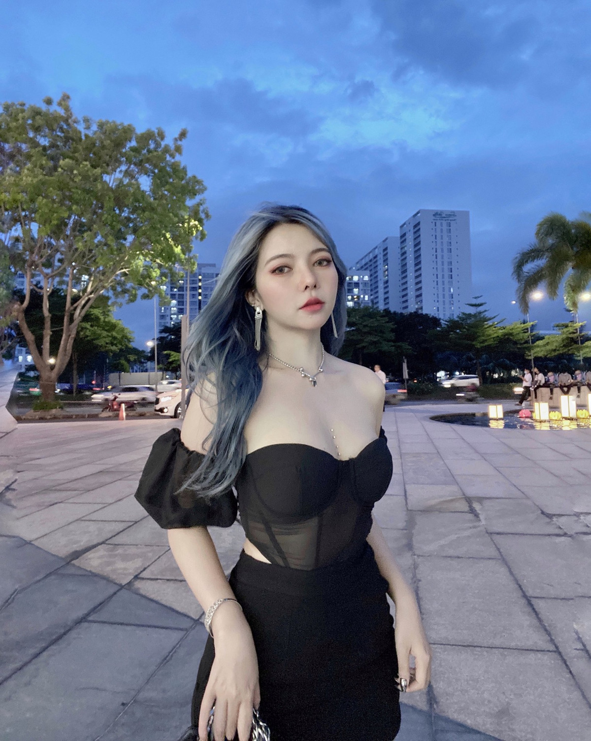 Cô nàng là một trong những thành viên cộm cán của The Queen Team, sở hữu gần 2,4 triệu người theo dõi trên YouTube cũng như có hơn 123.000 fan trên Facebook.