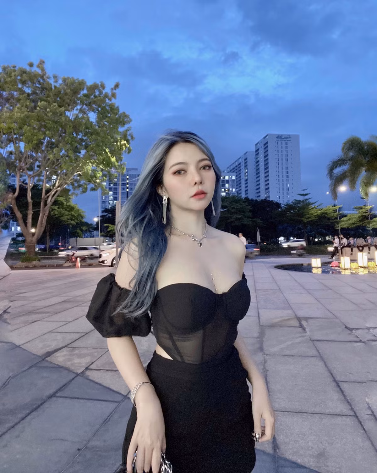 Cô nàng là một trong những thành viên cộm cán của The Queen Team, sở hữu gần 2,4 triệu người theo dõi trên YouTube cũng như có hơn 123.000 fan trên Facebook.