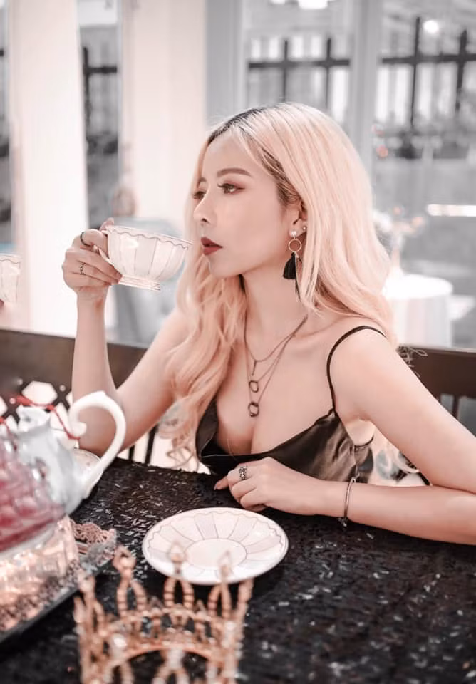 Cô nàng sở hữu gu ăn mặc không chê vào đâu được.