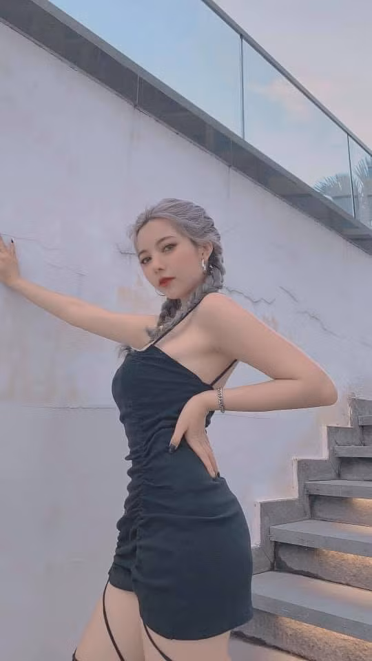 Cô nàng sở hữu thân hình nóng bỏng cùng ba vòng bốc lửa.