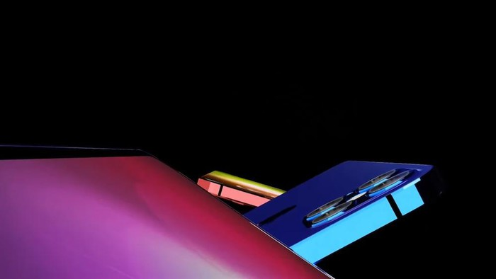 Ngoài iPhone 13, trong video còn xuất hiện mẫu thiết kế được gọi là iPhone 13 Pro, phiên bản này vẫn có thiết kế tương tự như thế hệ iPhone 12.