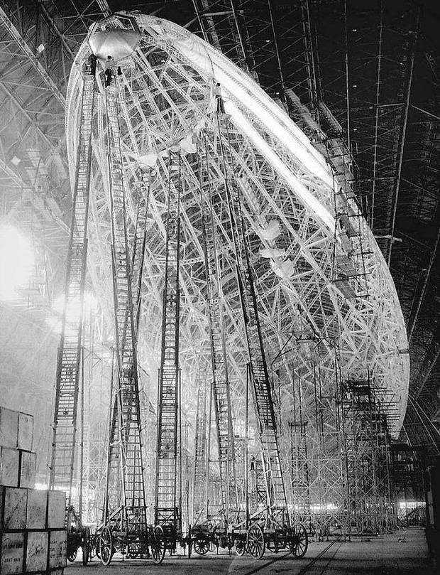 Quá trình lắp ráp khinh khí cầu nổi tiếng Hindenburg vào năm 1932.