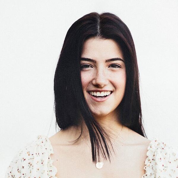 Với cột mốc này, số người theo dõi của Charli D’Amelio cao gấp đôi Will Smith, gấp ba The Rock "Dwayne Johnson", gấp bốn Selena Gomez và gấp năm lần Kylie Jenner và Ariana Grande.